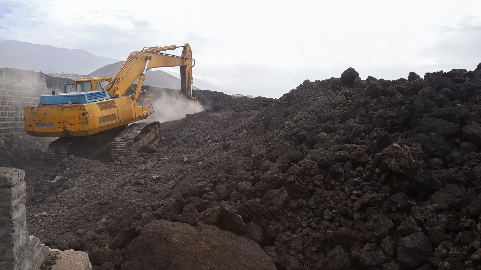 Obras para la creación de una pista provisional de tierra sobre las coladas en La Palma