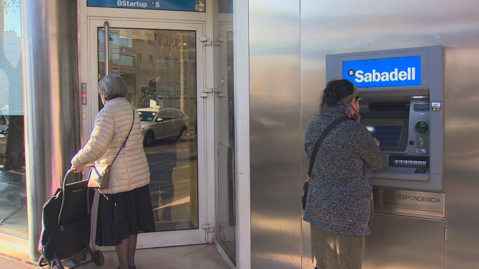 Una pensionista entra a un banc