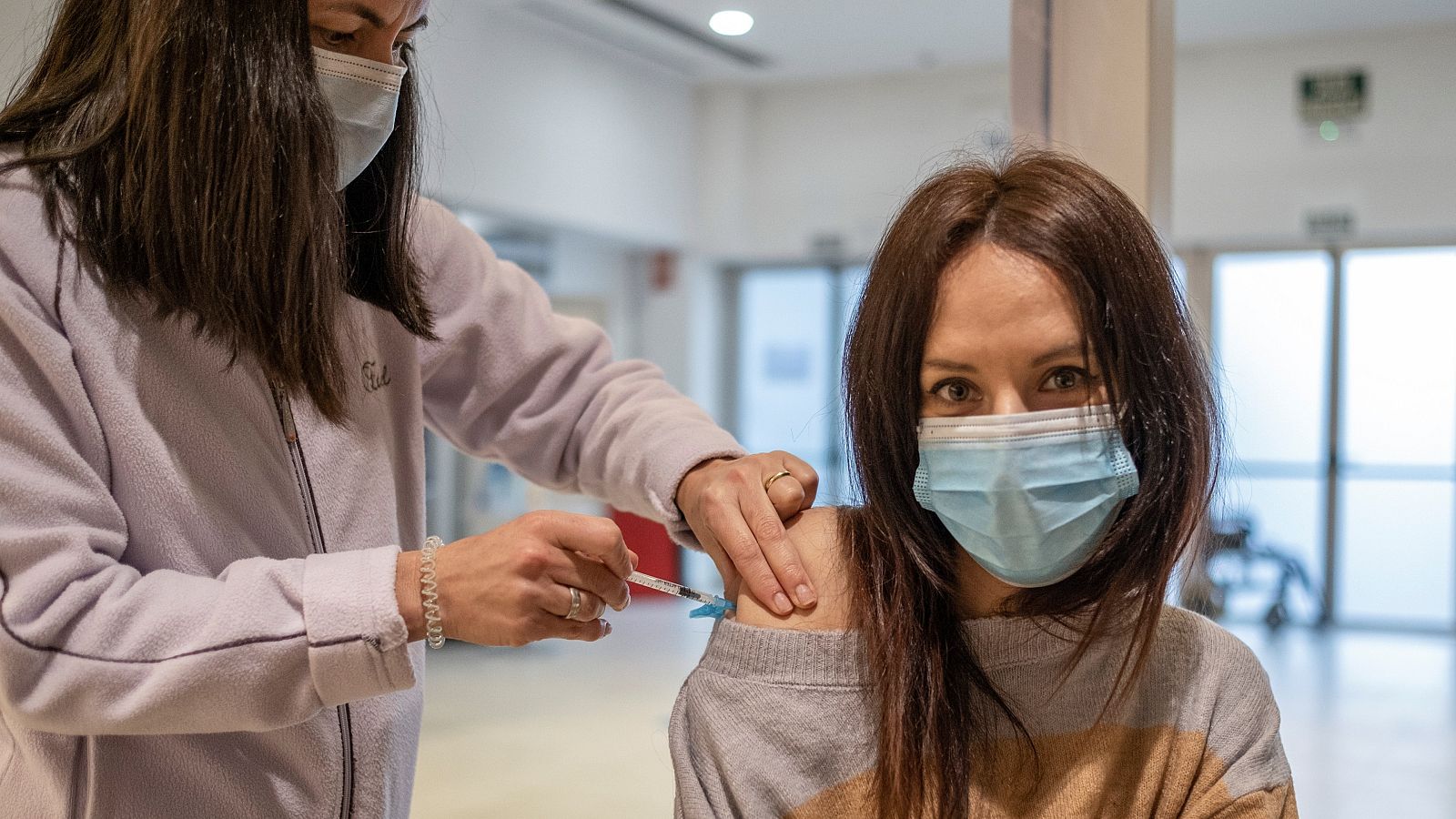 Una mujer recibe la vacuna contra el coronavirus en Ourense.