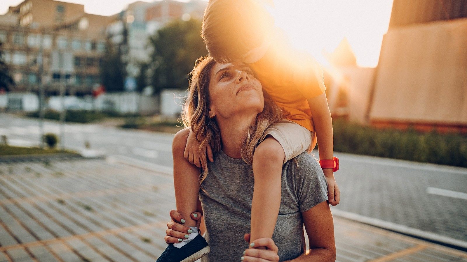 Una madre juega con su hijo sobre los hombros, en una imagen de archivo