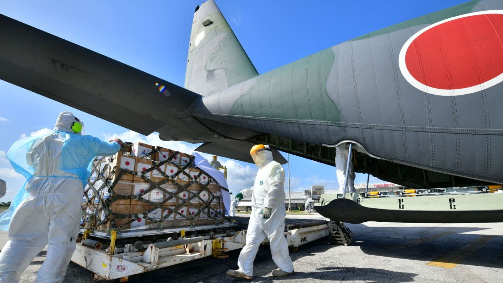 Un avión de Japón llega con suministros al aeropuerto internacional de la isla de Tongatapu