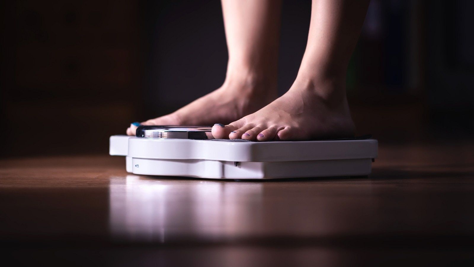 Una mujer se pesa sobre una báscula, en una imagen de archivo