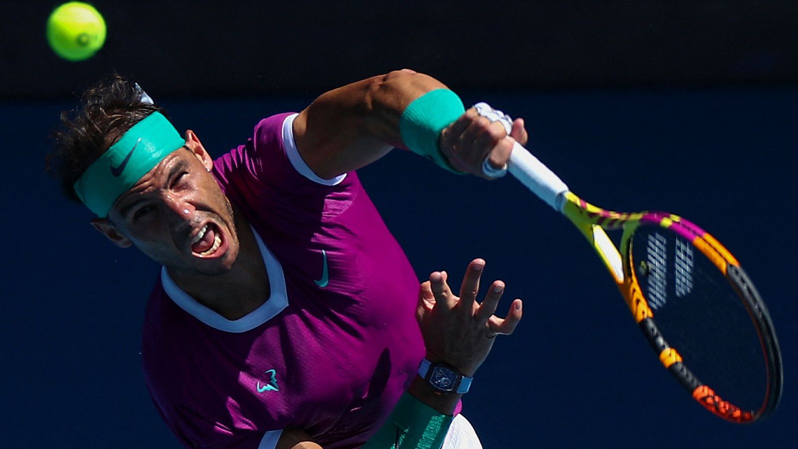 Rafa Nadal durante un partido en el Open de Australia 2021.