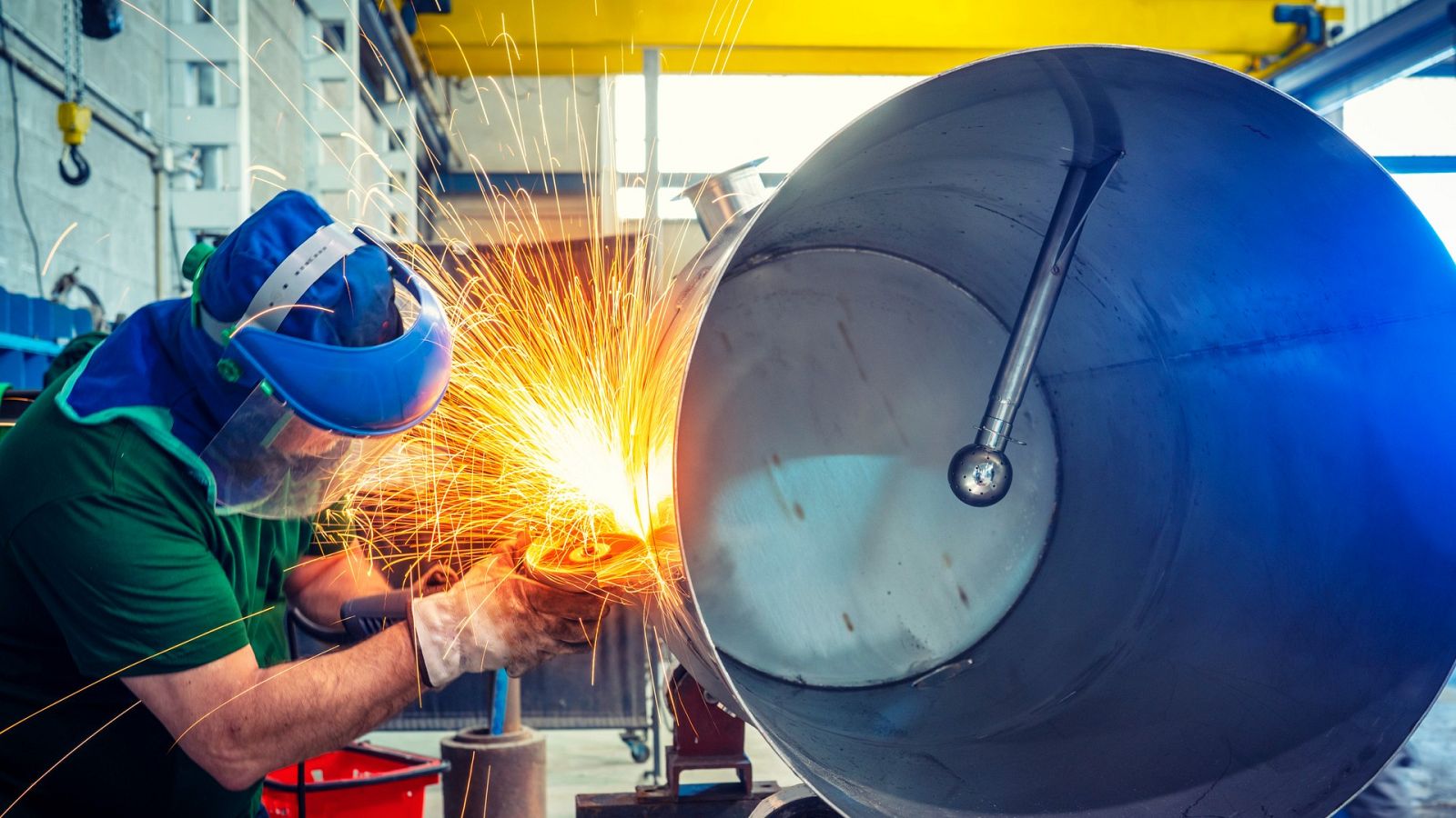 Un operario industrial utiliza una sierra radial