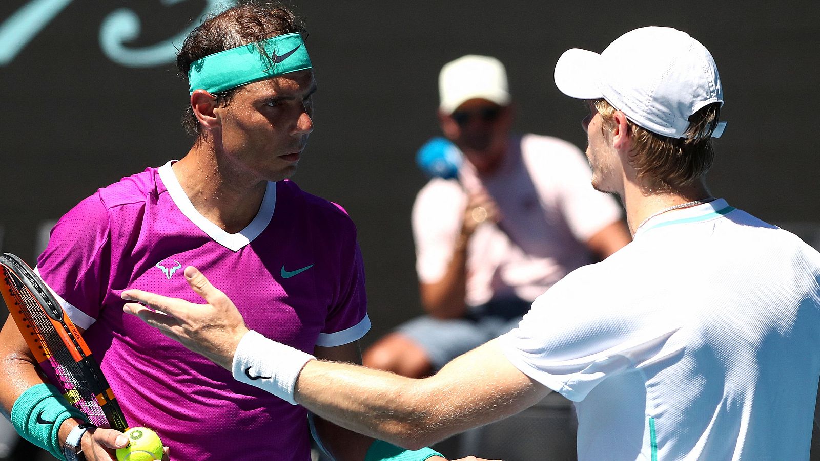 Rafa Nadal y Denis Shapovalov en un momento tenso del partido