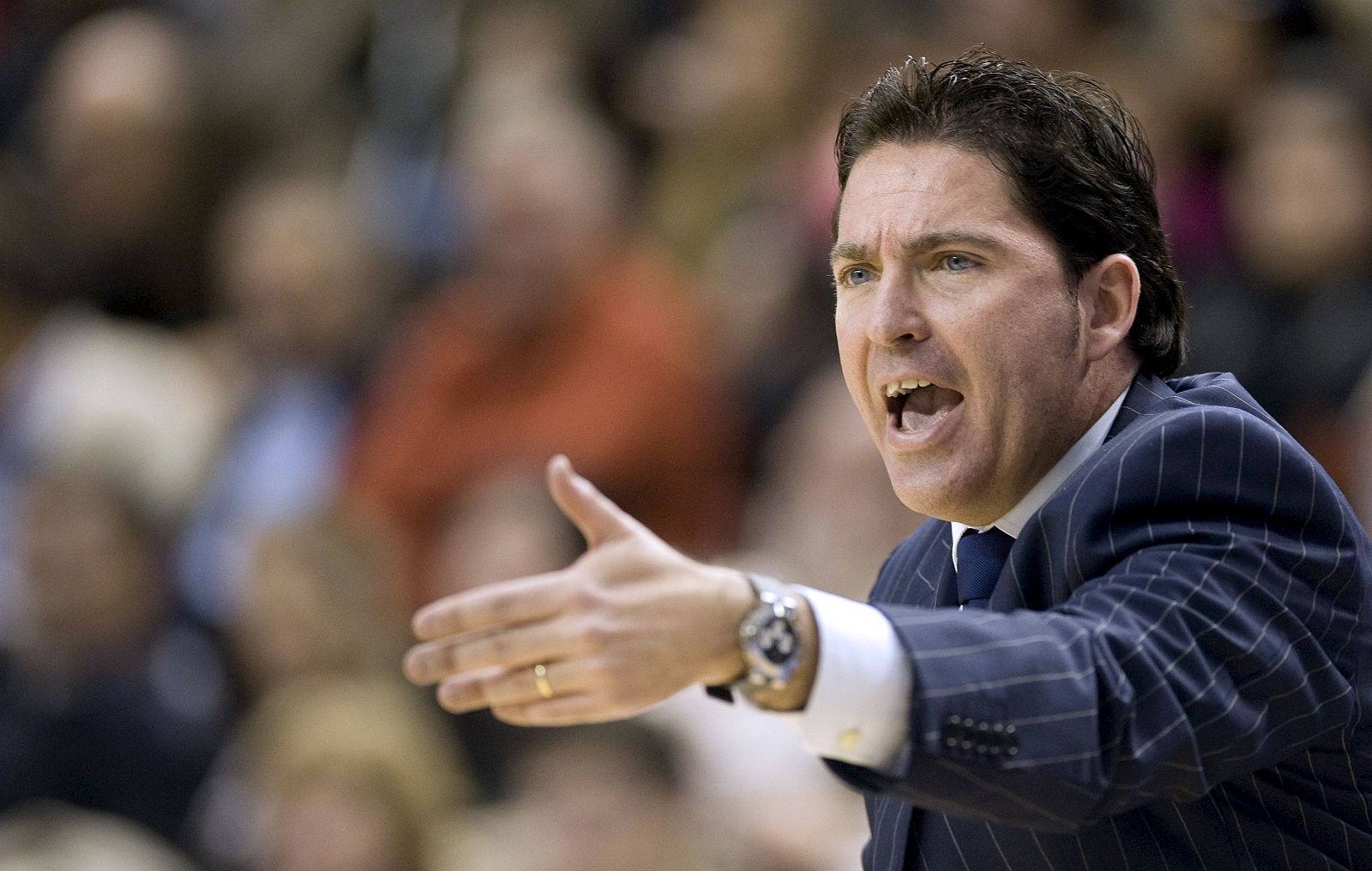 El entrenador del Regal Barcelona, Xavier Pascual, da instrucciones a sus jugadores desde la banda durante el encuentro contra el Pamesa Valencia.
