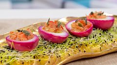 Recetas de Navidad |  Huevos teñidos rellenos de tomate y pesto