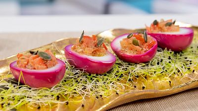 Recetas de Navidad |  Huevos te�idos rellenos de tomate y pesto