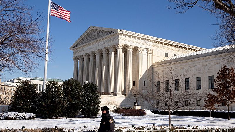 La jubilación de un juez del Supremo abre la puerta a Biden a nombrar por primera vez a una mujer afroamericana