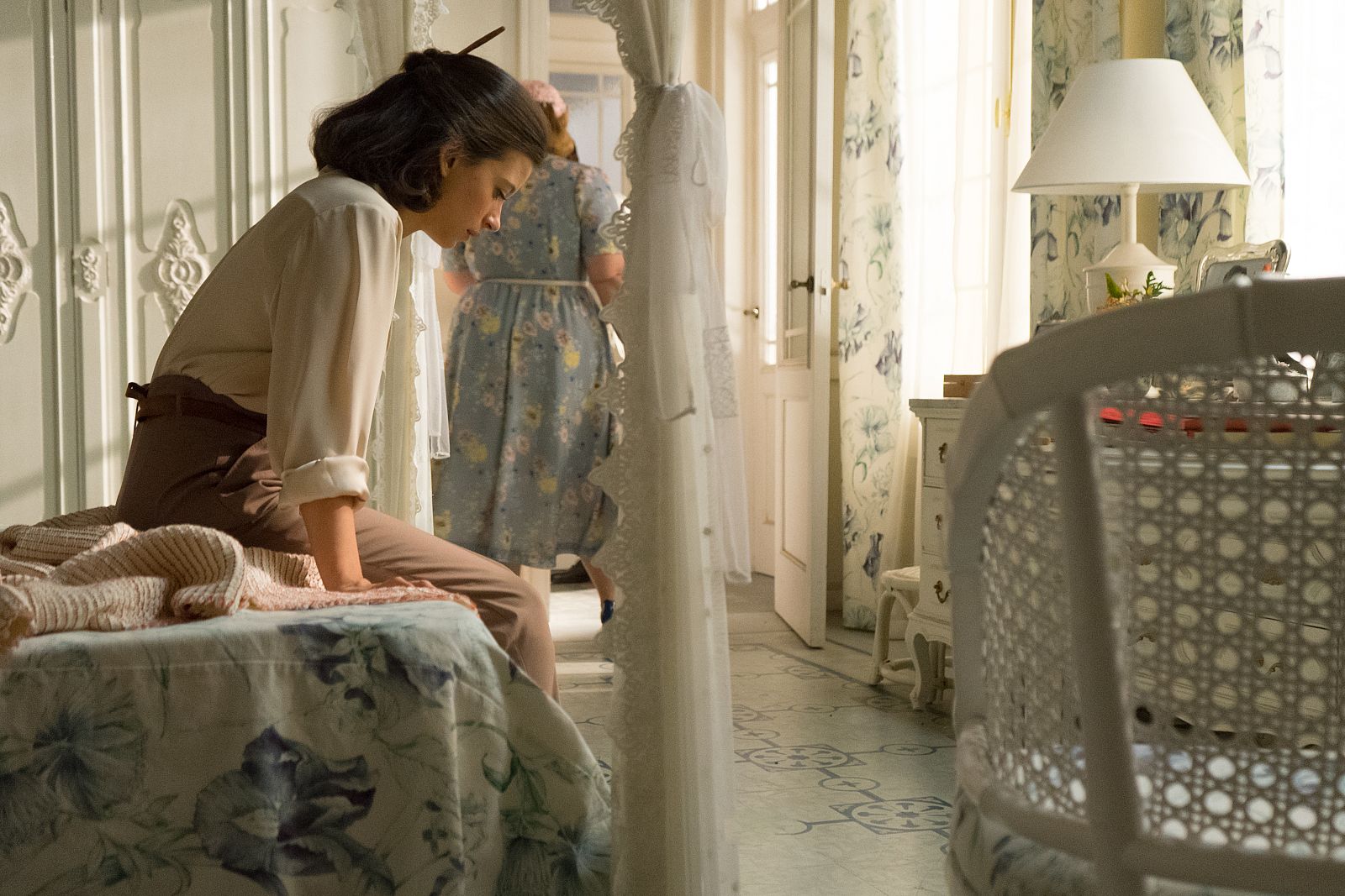 Dos Vidas: Carmen se encuentra pensativa en su cuarto