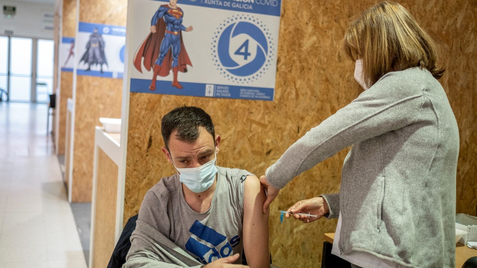 Un hombre recibe la vacuna contra el coronavirus en el recinto ferial de Expourense en Ourense
