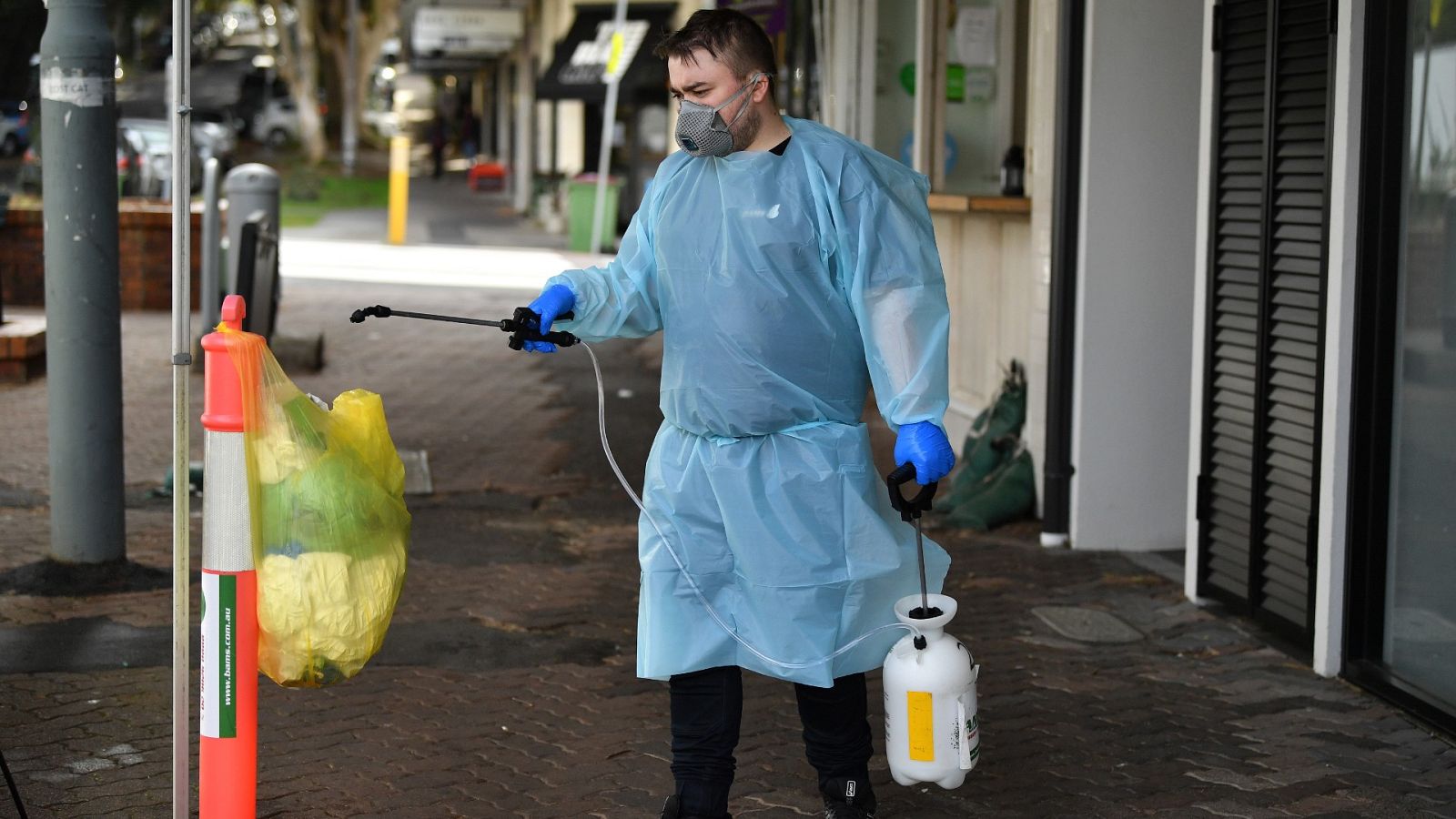 Una persona desinfecta la basura tras una limpieza en un restaurante de Sydney, Australia