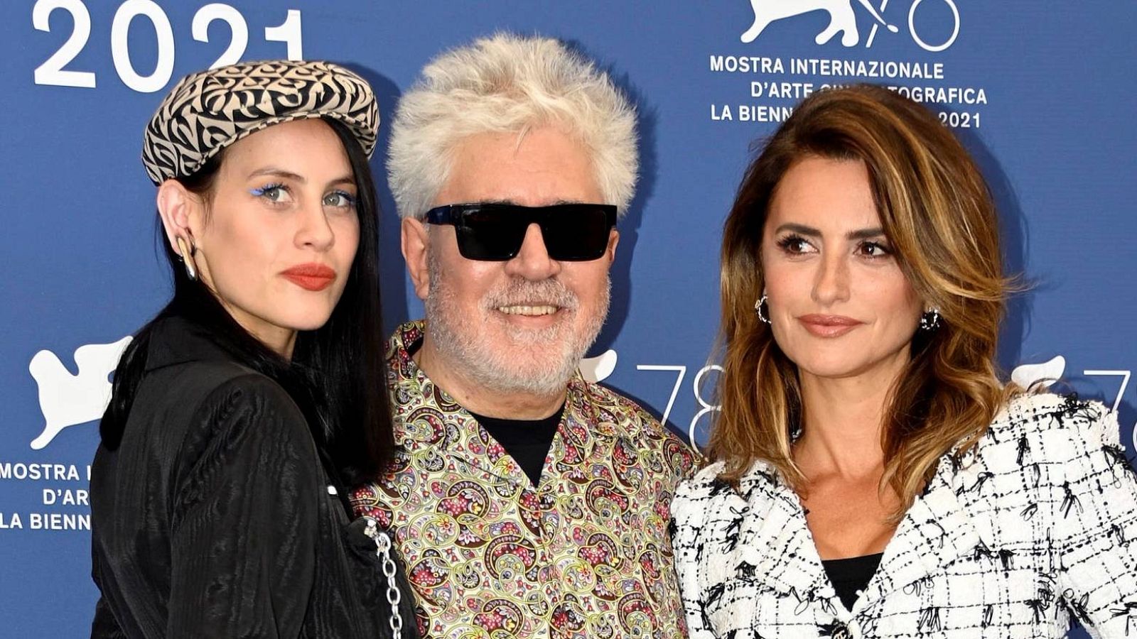 Milena Smit, Pedro Almodóvar y Penélope Cruz, en la presentación de 'Madres paralelas' en el Festival de Venecia.