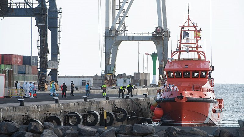 Un muerto y 16 desaparecidos tras el naufragio de una lancha a 35 kilmetros de Fuerteventura