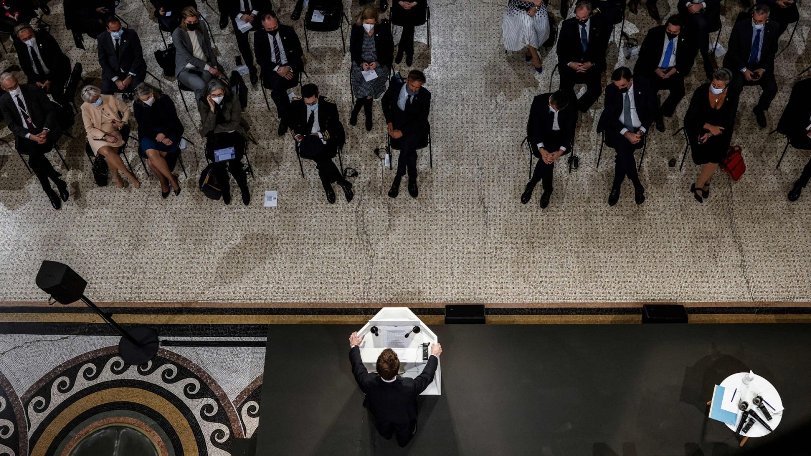 El presidente francés, Emmanuel Macron, dirigiéndose a los ministros europeos de Exteriores y Justicia