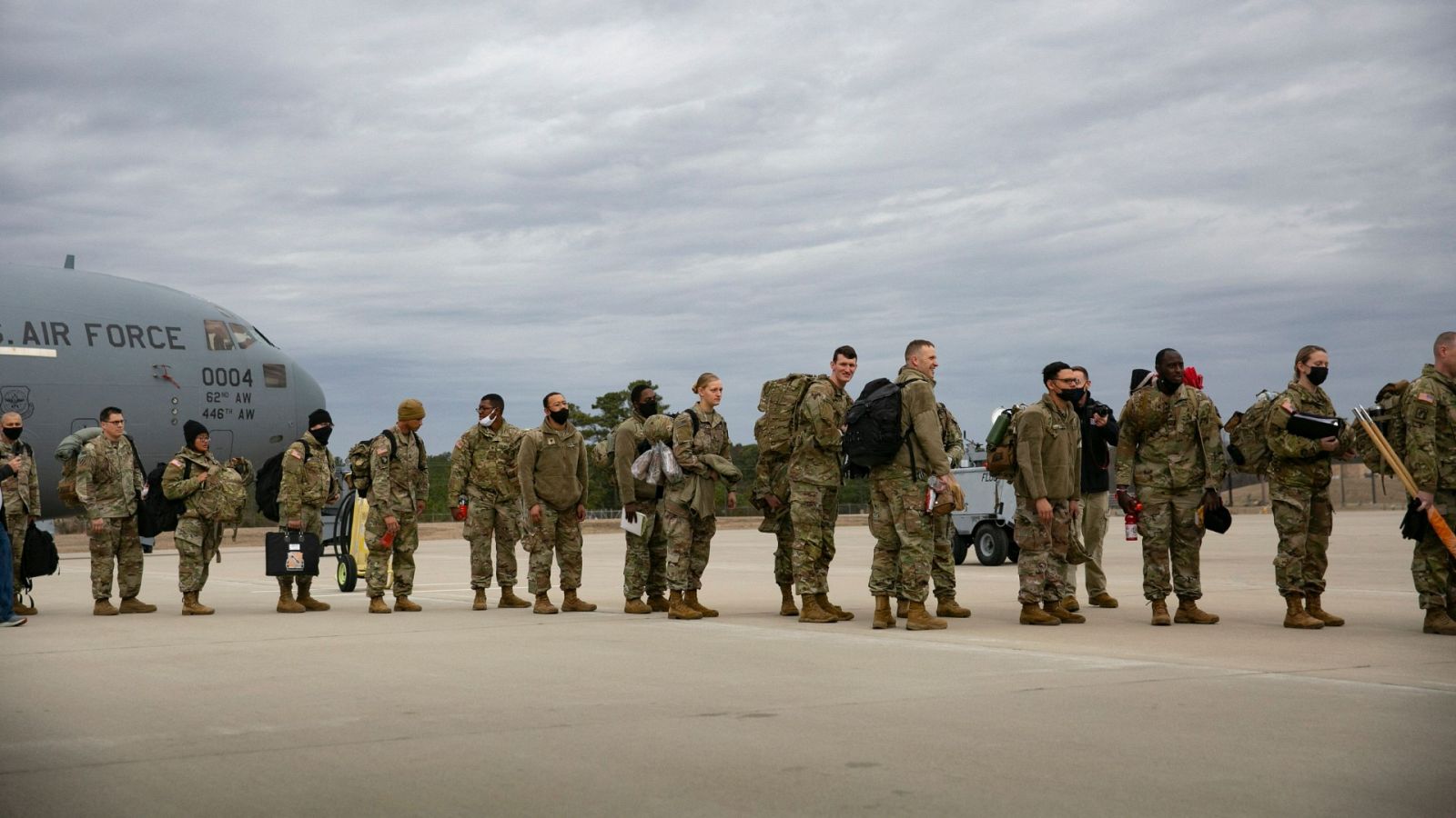 Soldados estadounidenses se preparan para volar hacia Europa del Este