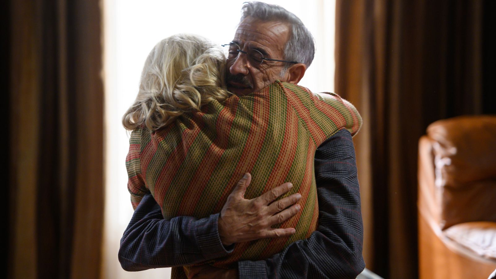 Antonio y Merche, abrazados en una de las escenas de "Un código nuevo"