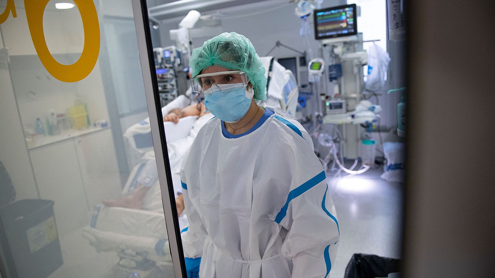 Una sanitaria atiende a un paciente ingresado en la UCI del Hospital de Bellvitge, en Barcelona.