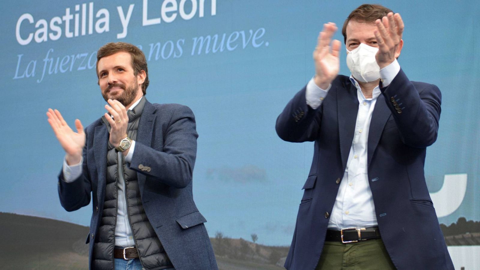 El presidente de PP, Pablo Casado, y el candidato a la presidencia de la Junta de Castilla y León, Alfonso Fernández Mañueco, en un mitin electoral este domingo en Palencia.