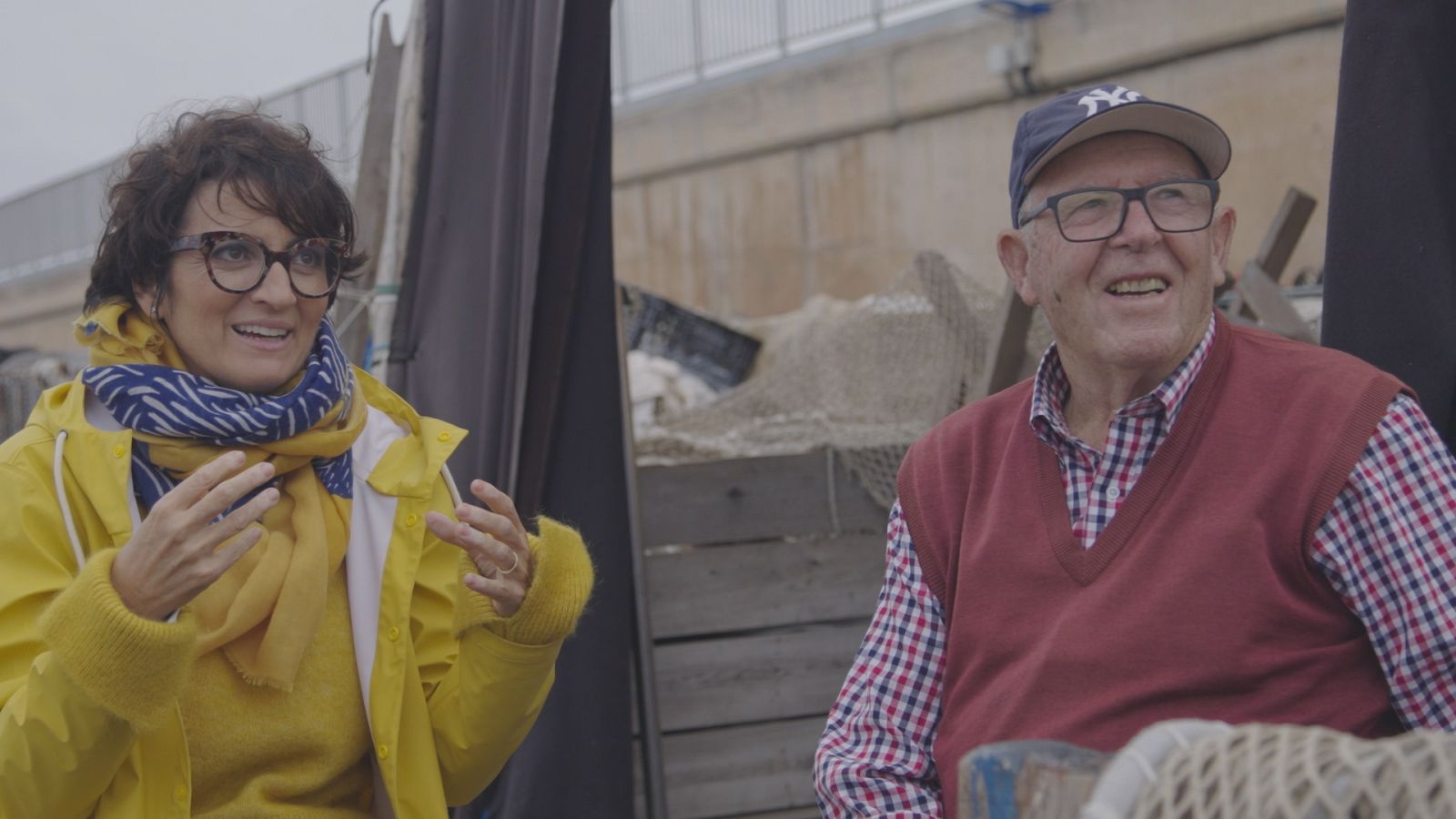 Sílvia Abril amb en Quimet, un pescador jubilat d'Arenys de Mar