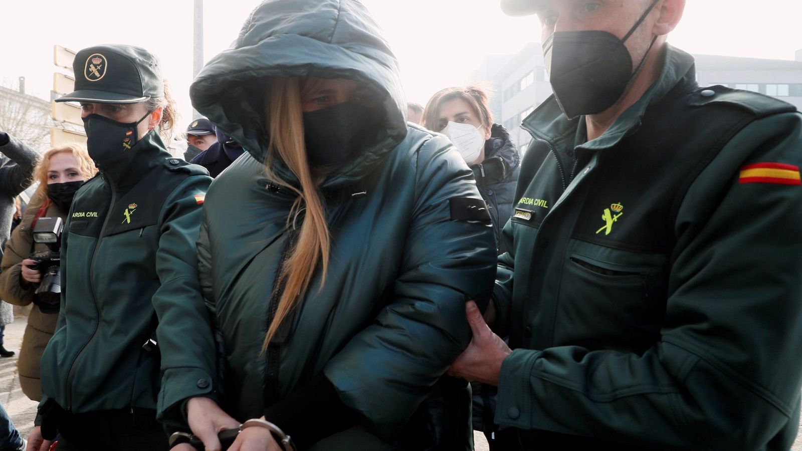 La acusada y madre de la niña Desirée Leal llega escoltada a la Audiencia Provincial de Lugo