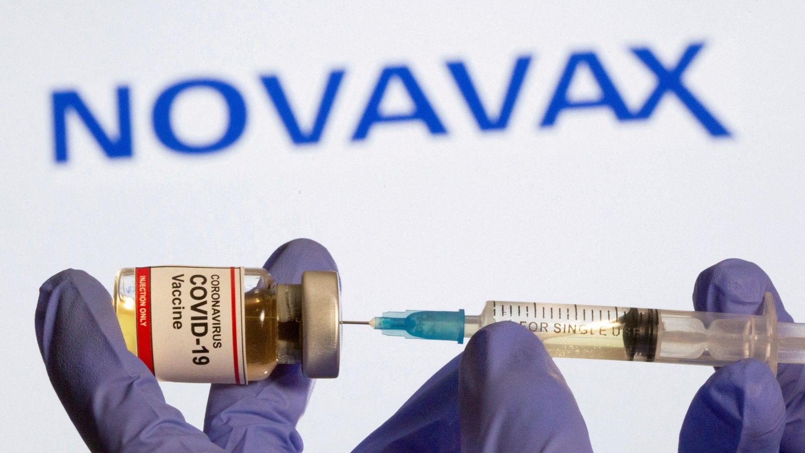 Un sanitario prepara una dosis de la vacuna COVID de Novavax