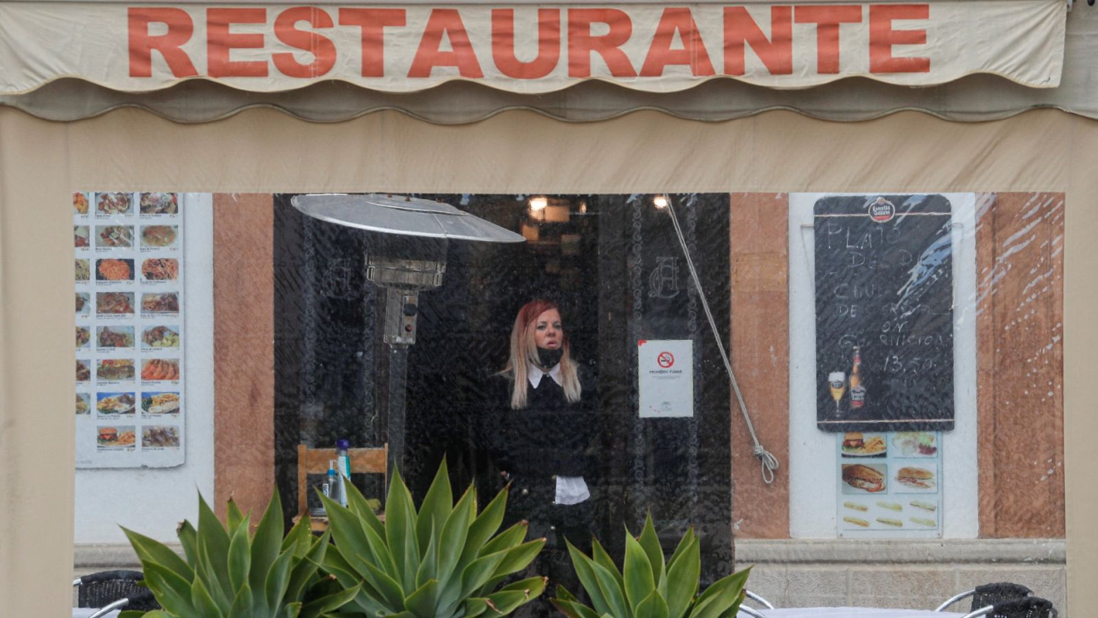 Una camarera espera a los clientes en una terraza