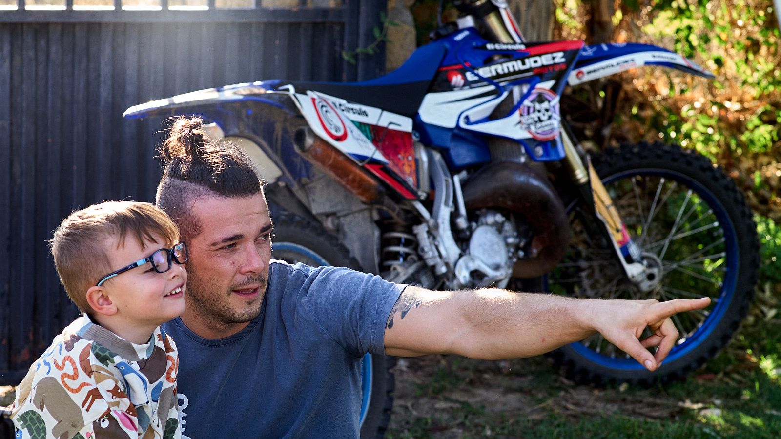 Carlos Maldonado con su hijo pequeño durante el documental Raíces