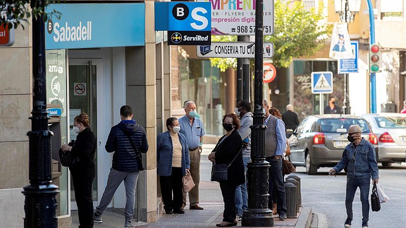 Los mayores, hartos del "trato inhumano" en los bancos: "Nos sentimos humillados"