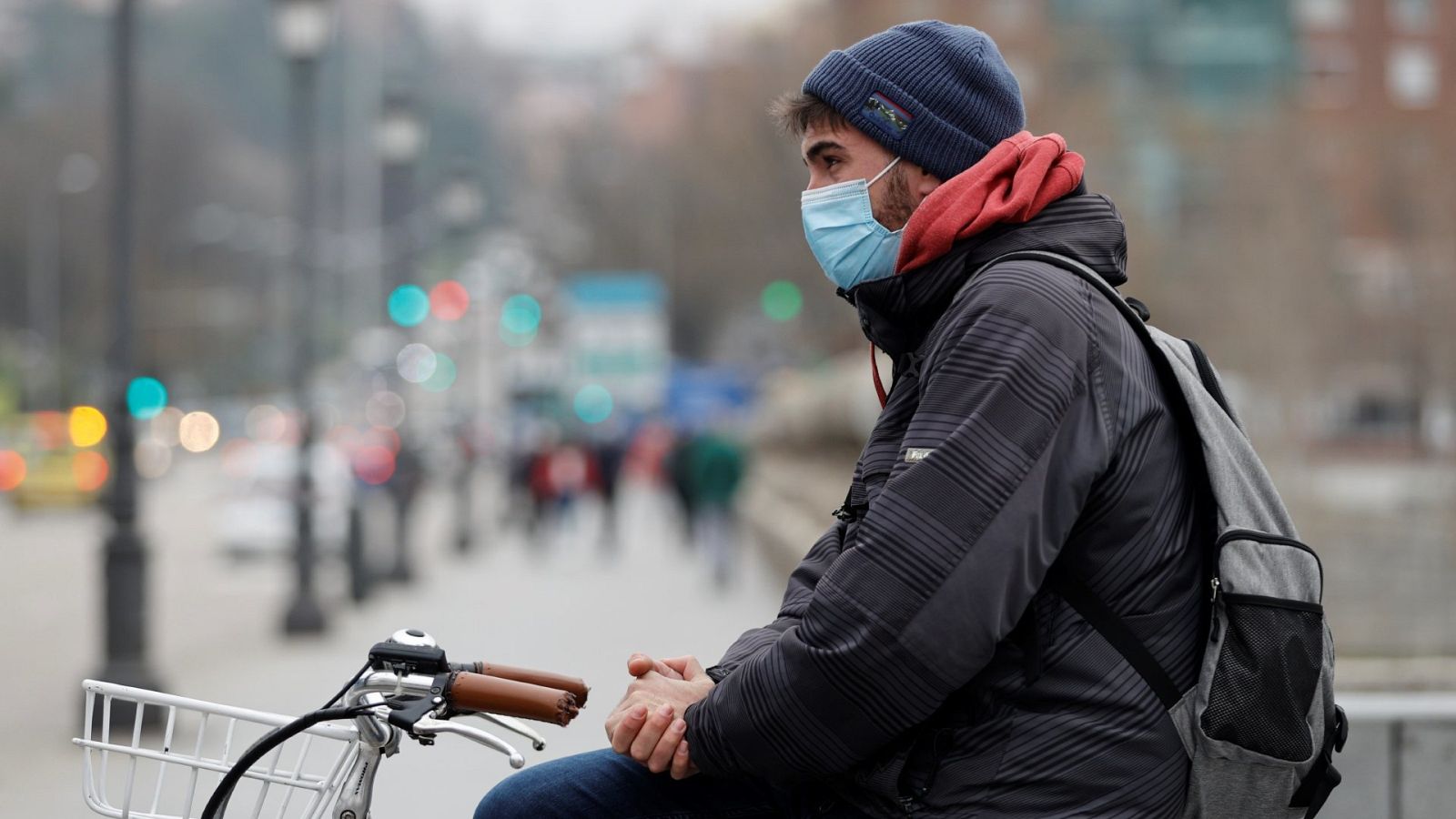 Un joven con mascarilla por Madrid Rio, en una imagen reciente durante la sexta ola de COVID-19