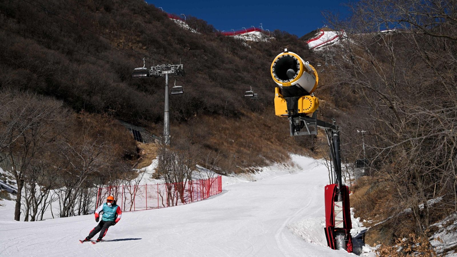 Los cañones fabrican la nieve artificial que cubre las pista de esquí en los Juegos Olímpicos de Invierno Pekín 2022