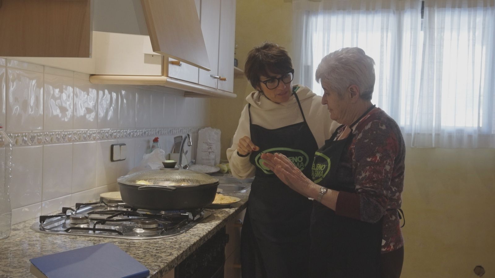 Sílvia Abril cuina 'pomes de "relleno"' a 'La recepta perduda'