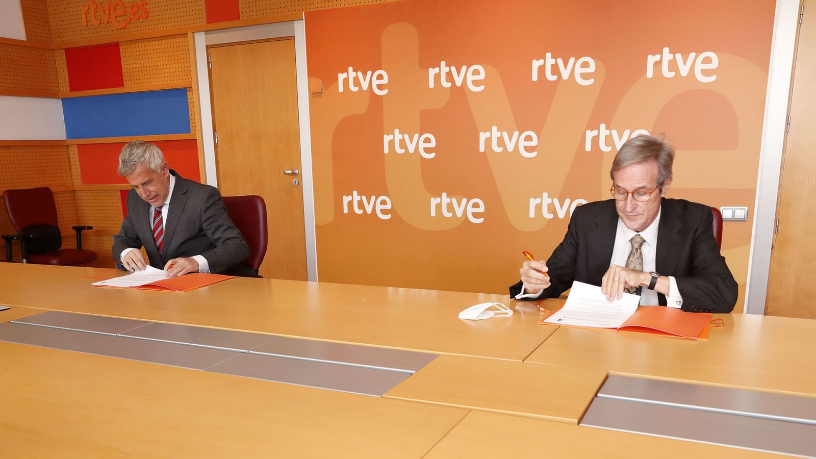 El director de Educación, Diversidad Cultural e Internacional de RTVE, Ignacio Elguero, y el presidente del Consejo de Consumidores y Usuarios, Carlos Ballugera, durante la firma del acuerdo