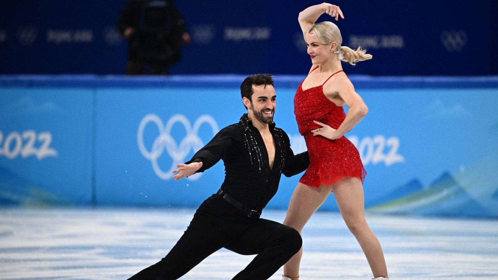 Olivia Smart y Adrián Díaz avazan novenos a la final de danza sobre hielo