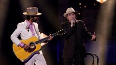 Sabina regresa a los escenarios en los Goya cantando con Leiva "Tan joven y tan viejo"