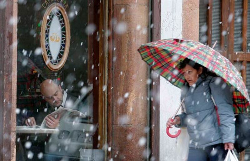 El nuevo temporal deja nevadas y atascos en el centro y se desplaza hacia el norte
