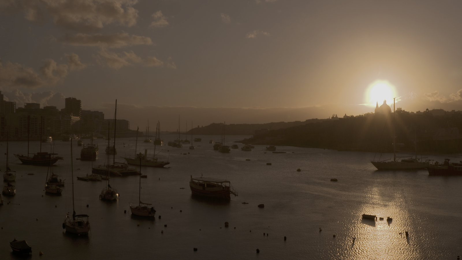 A Malta els estius són suaus i els hiverns no gaire freds, tot i que molts dies de l'any hi fa vent