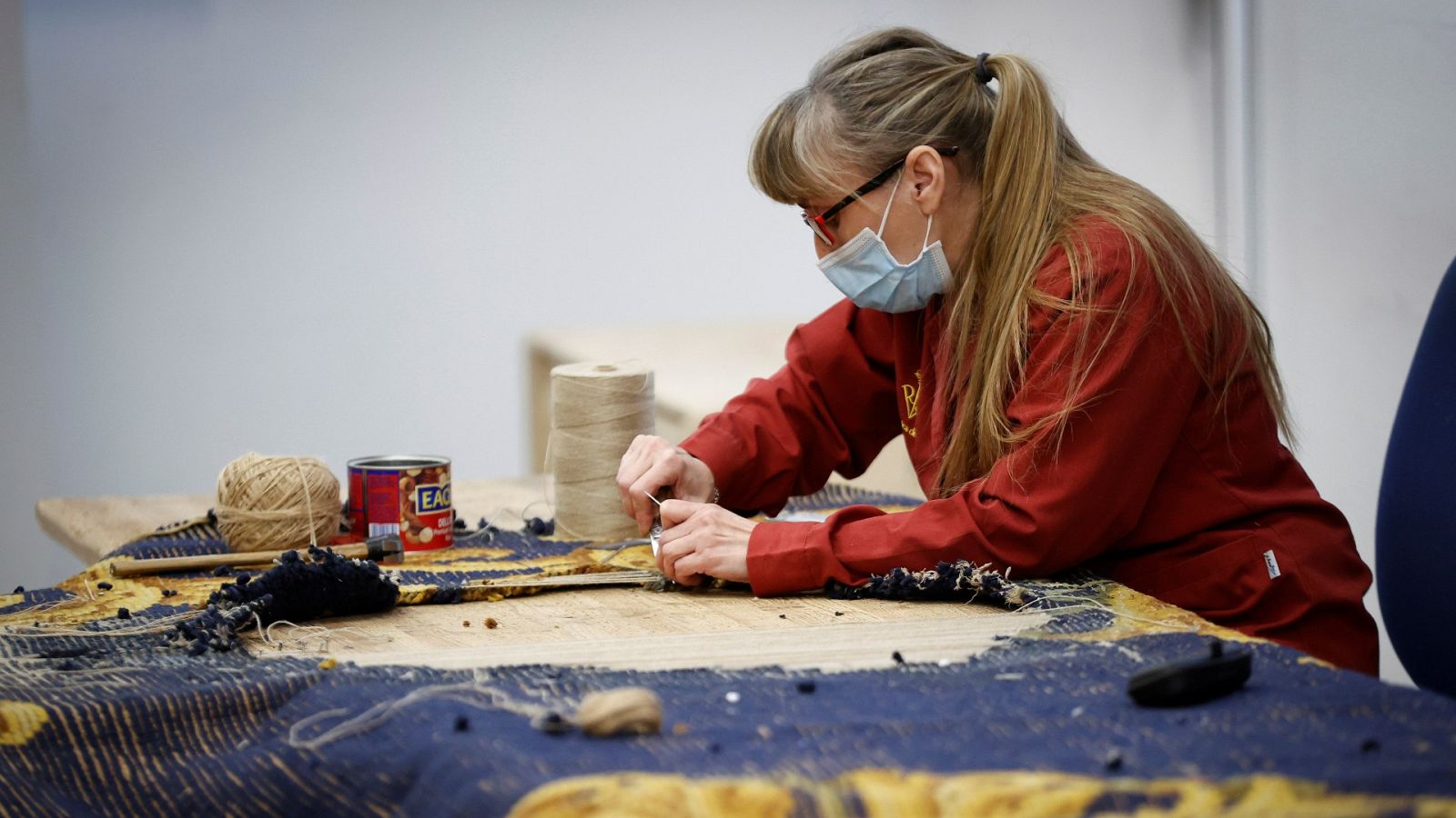 Una mujer en su puesto de trabajo