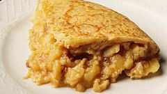 Tortilla con patata agria, cebolla dulce y huevos camperos