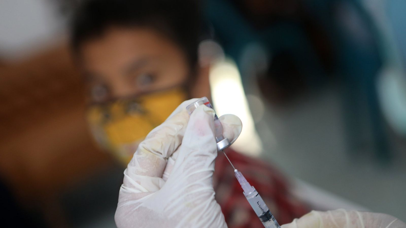 Una profesional de la salud prepara una dosis pediátrica de la vacuna contra la COVID-19