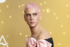 El diseñador del traje de Eduardo Casanova estalla y pone el foco en la salud mental