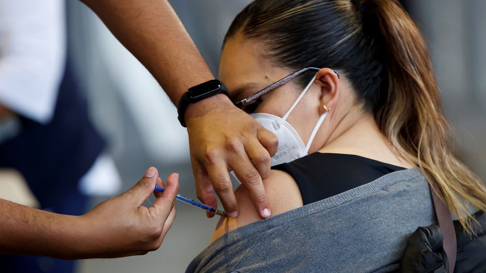 Una mujer recibe su dosis de refuerzo contra la COVID-19 en un centro de vacunación en Ciudad de México