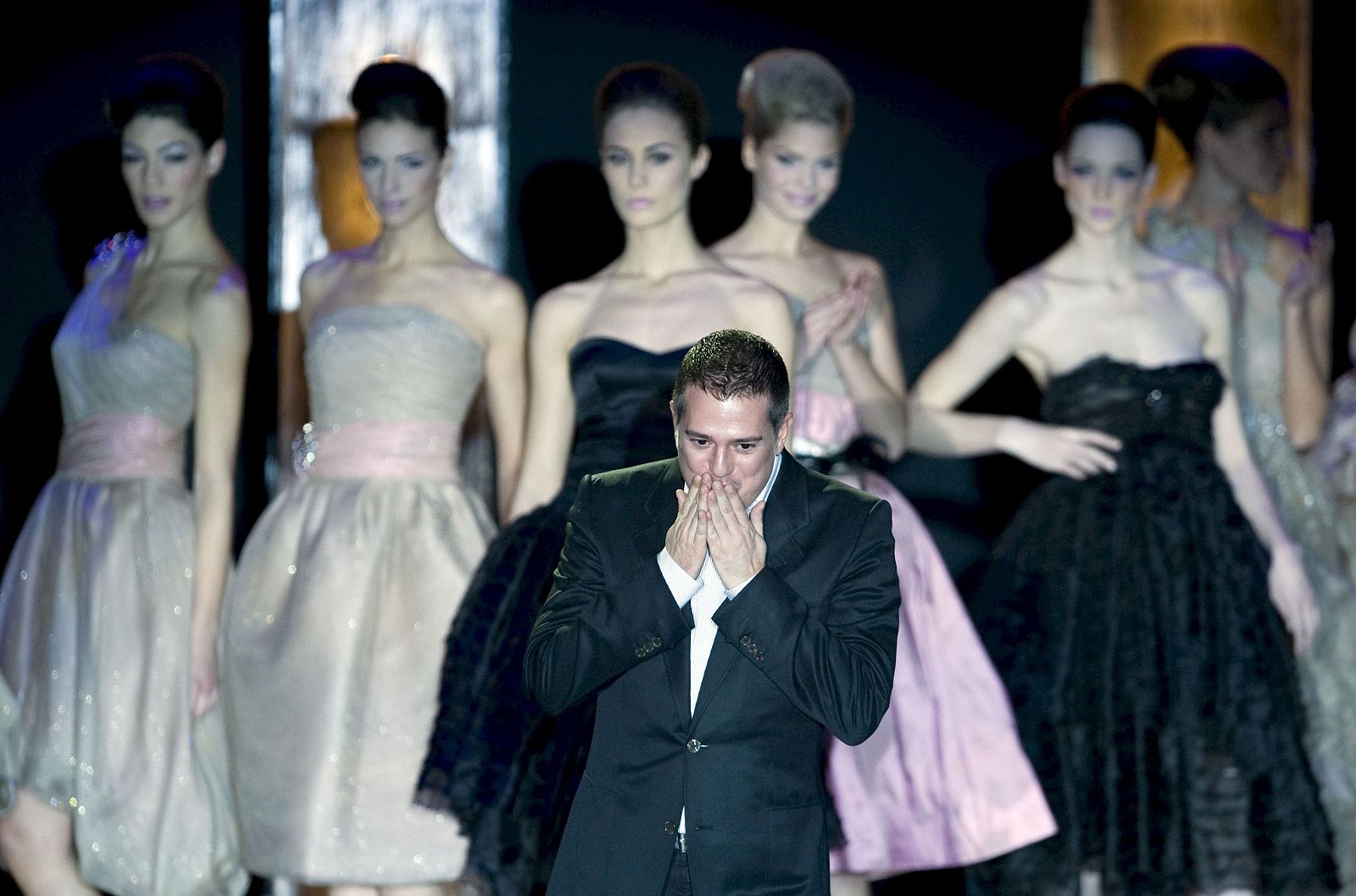 El diseñador Hanibal Laguna saluda tras un desfile