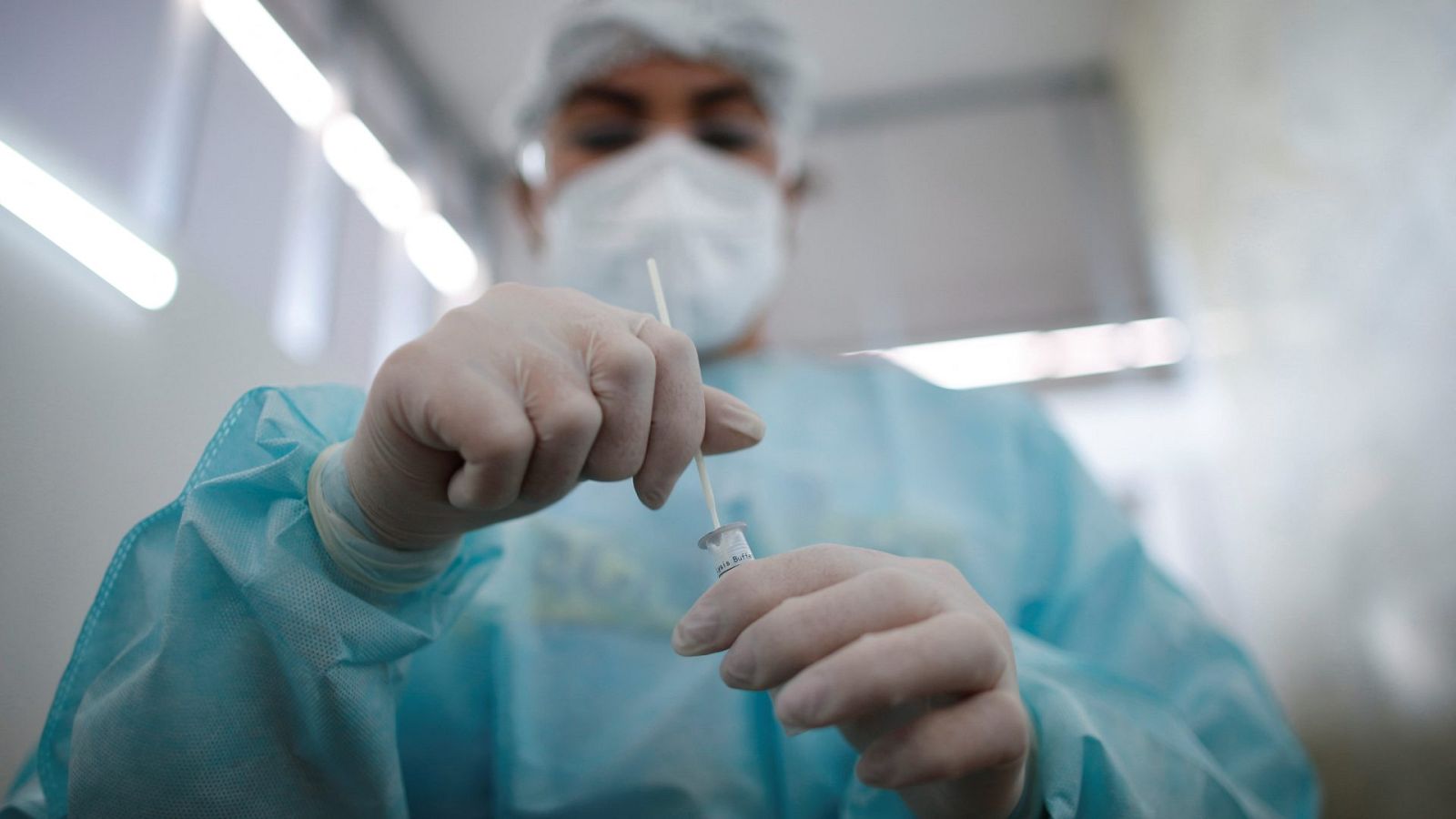 Un profesional sanitario realiza un test de COVID-19 en la estación central de autobús de Brasilia (Brasil)