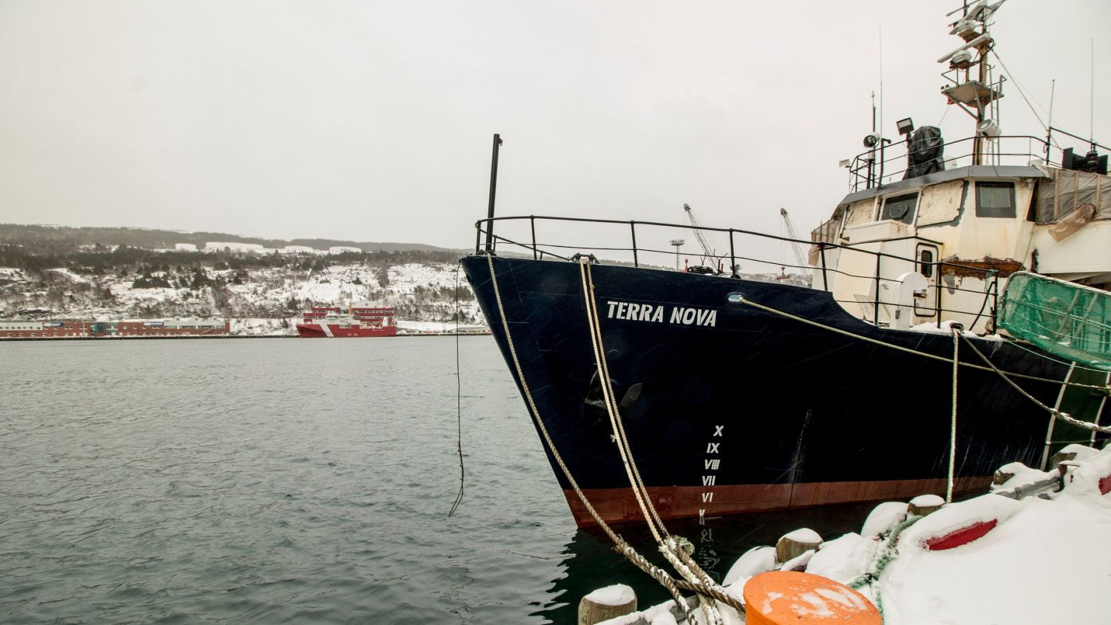 Llega a Terranova el barco que transporta dos fallecidos del Villa de Pitanxo