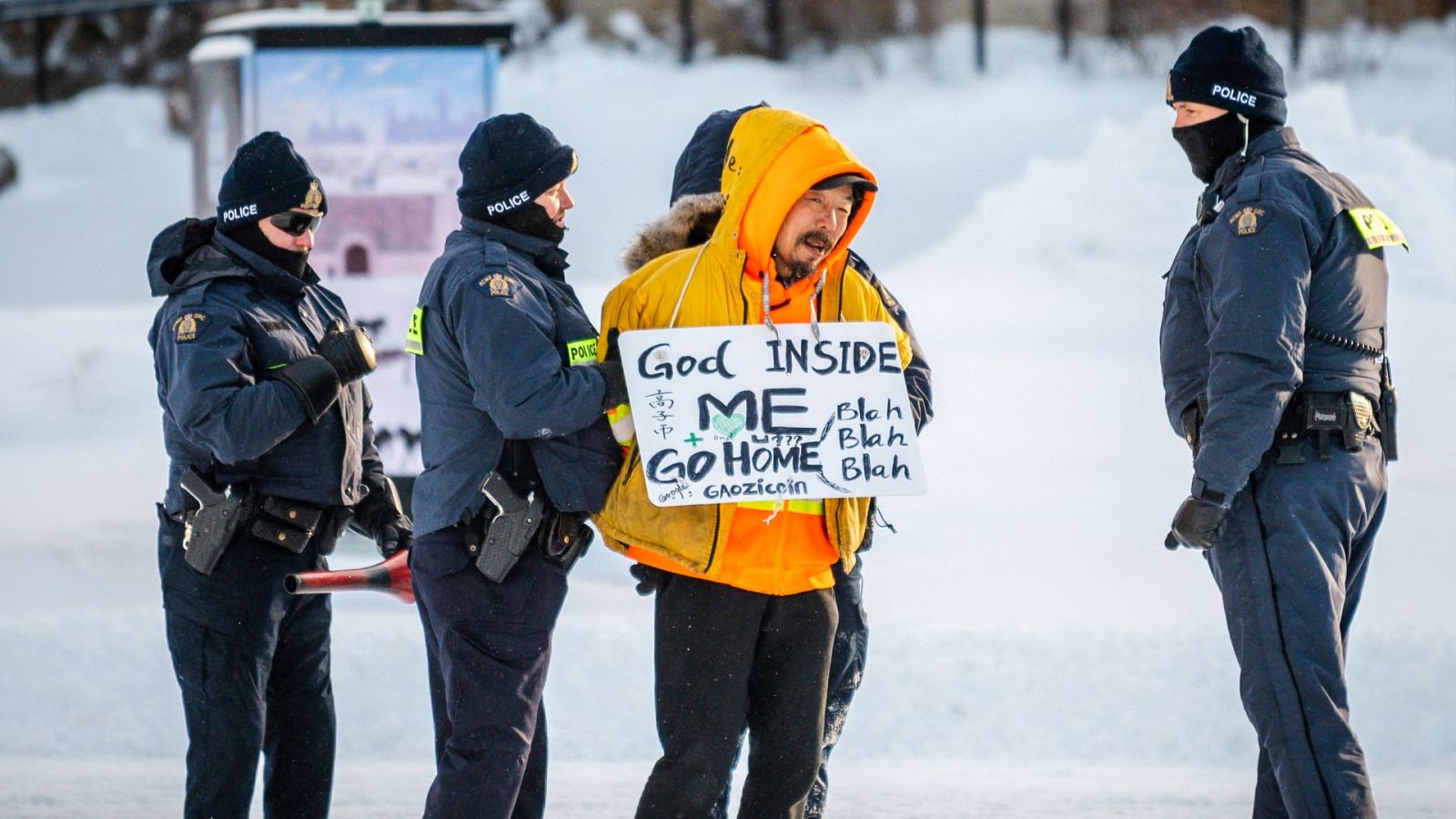 Un manifestante es detenido por la policía de Ottawa