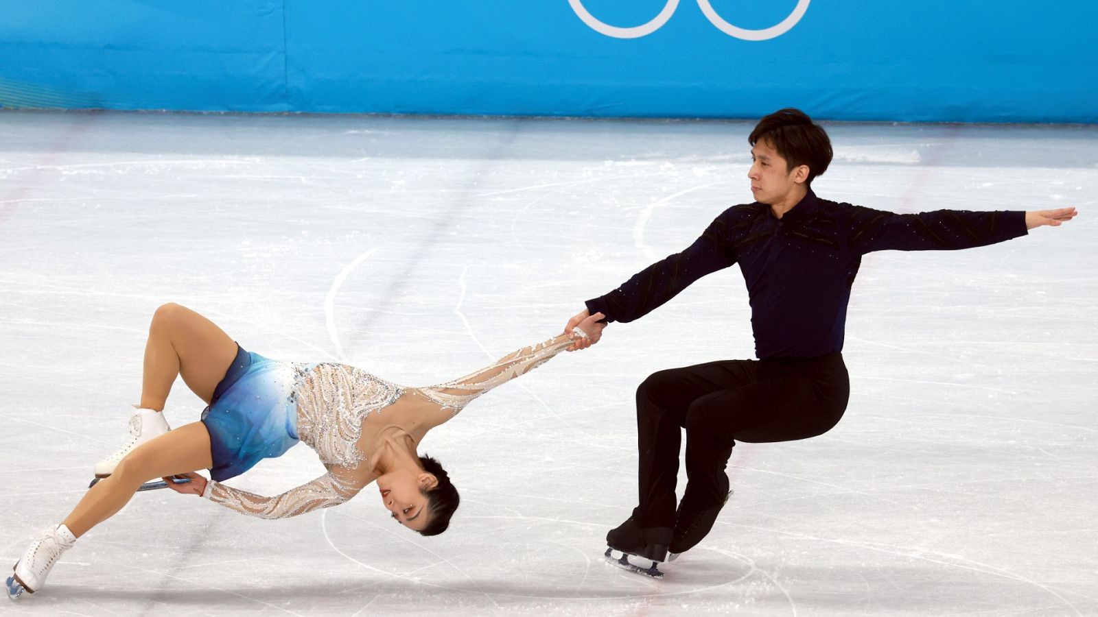 China compite en la final de patinaje artístico por parejas de Pekín 2022