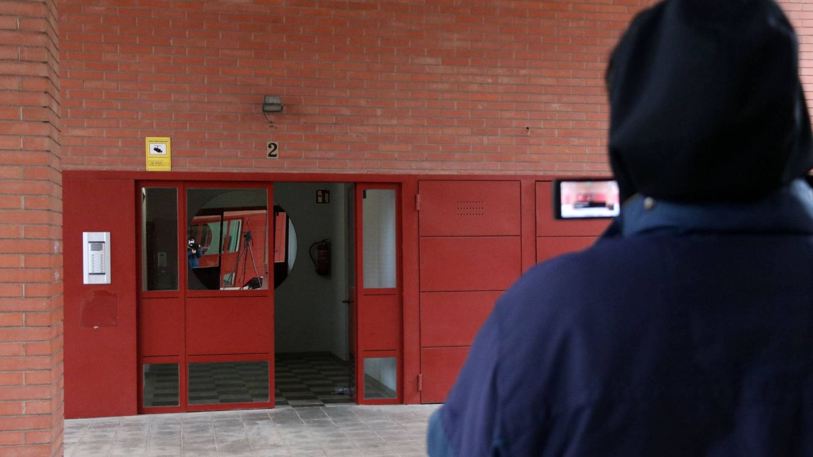 Portal de l'edifici de Martorell on hi ha hagut un crim aquest dissabte