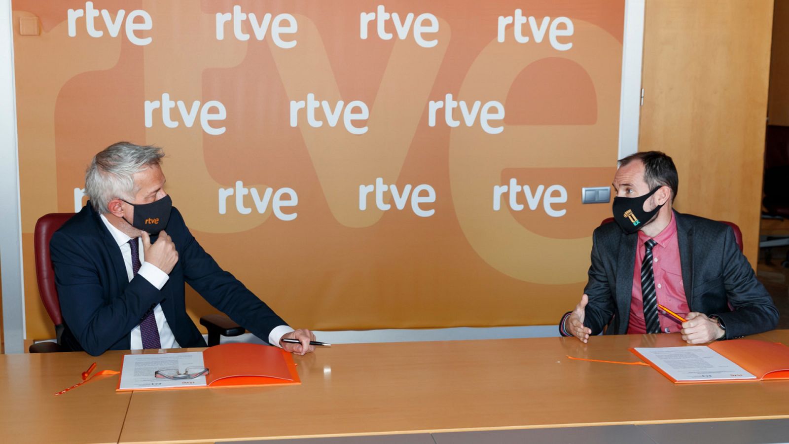 Ignacio Elguero, director de Educación, Diversidad Cultural e Internacional de RTVE, y el presidente de la Asociación de Radios Universitarias, Daniel Martín Pena