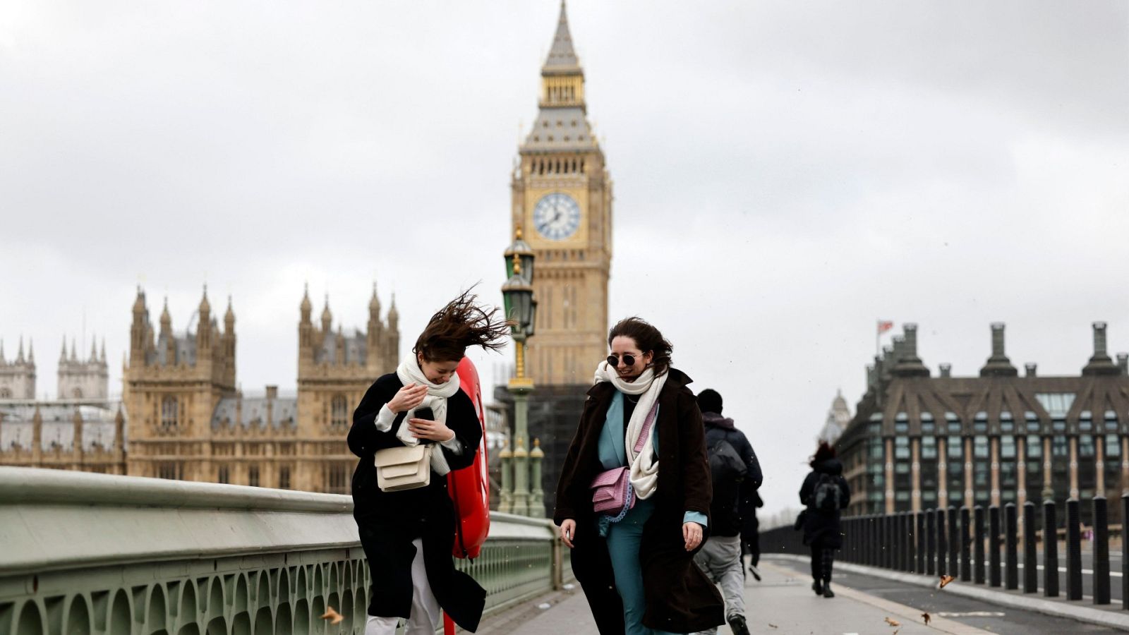 Dos personas pasean por el centro de Londres este lunes